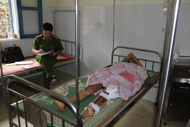 Trong cuộc đấu súng đó, lực lượng công an đã khống chế, truy kích và bắn trọng thương 5 đối tượng (trong đó 2 đối tượng bị thương đã tử vong, còn 3 đối tượng bị thương đã được đưa đi cấp cứu tại bệnh viện đa khoa Thảo Nguyên, Mộc Châu, Sơn La). Ảnh: Lực lượng lượng Công an lấy lời khai đối tượng tại bệnh viện.