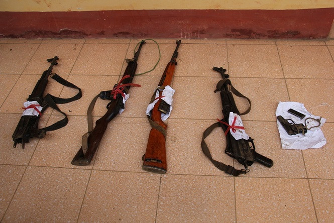 Cảnh sát đã thu giữ tang vật gồm 6 ba lô, bên trong đựng khoảng 108 bánh Heroin; 2 khẩu súng AK, 2 khẩu súng Cacbin, 1 súng ngắn, 70 viên đạn các loại và nhiều vỏ đạn AK, cacbin, súng Sămblếch, súng ngắn.