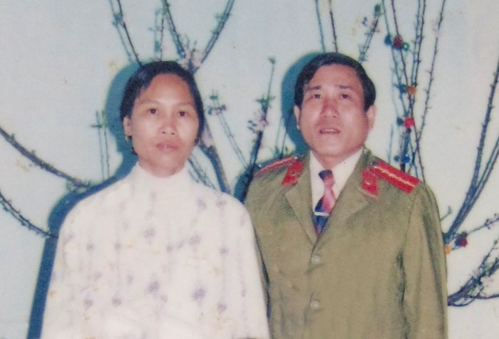 Nhận thấy Khua quá nguy hiểm nên các chiến sỹ công an đã bắn chết ngay sau đó. Sau khi Khua bị tiêu diệt, các đối tượng đang trốn lệnh truy nã trong khu vực đã tập hợp, kích động người dân, chủ yếu là họ Vàng xã Hang Kia bao vây, chống lại lực lượng công an. Công an tỉnh Hòa Bình đã phải huy động thêm cán bộ chiến sĩ yểm trợ khu vực ngoài và để lực lượng vây bắt rút lui an toàn. (Ảnh: Đại tá Hà Thái Yềm và vợ). 