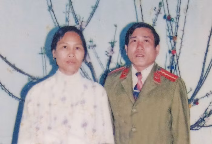 Nhận thấy Khua quá nguy hiểm nên các chiến sỹ công an đã bắn chết ngay sau đó. Sau khi Khua bị tiêu diệt, các đối tượng đang trốn lệnh truy nã trong khu vực đã tập hợp, kích động người dân, chủ yếu là họ Vàng xã Hang Kia bao vây, chống lại lực lượng công an. Công an tỉnh Hòa Bình đã phải huy động thêm cán bộ chiến sĩ yểm trợ khu vực ngoài và để lực lượng vây bắt rút lui an toàn. (Ảnh: Đại tá Hà Thái Yềm và vợ). 