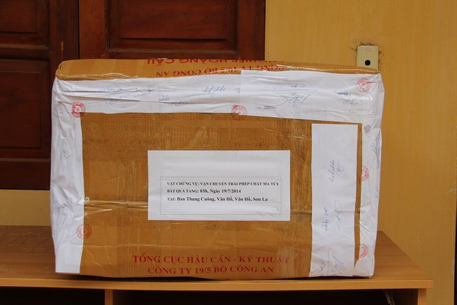 Thượng úy Lường Phát Chiêm sau đó đã được thăng cấp bậc Đại úy. Ảnh: Tang vật 108 bánh heroin.