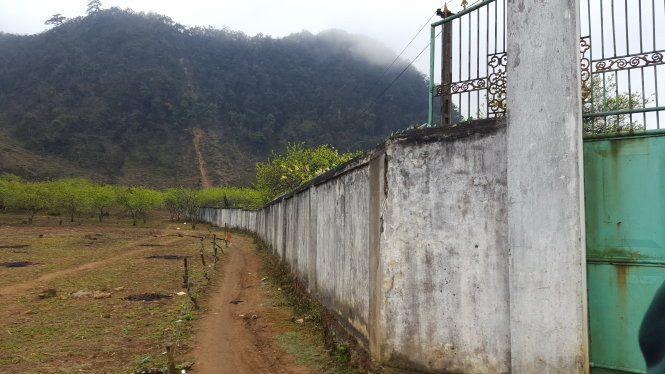 Một ngày sau, bằng thuyết phục của công an, con trai Khua là Vàng A Của (35 tuổi) tự nguyện ra khỏi nhà. Khi cảnh sát tiếp cận, bất ngờ Khua dùng súng AK bắn chết chính con trai mình sau đó bắn chết Thượng tá Hà Thái Yềm (52 tuổi, Phó trưởng Công an huyện Mai Châu), Thiếu úy Sùng A Trư (26 tuổi, Công an huyện Mai Châu) và Trung úy Bùi Quốc Đại (28 tuổi, cán bộ Phòng Cảnh sát điều tra tội phạm về ma túy), làm bị thương một số đồng chí công an khác.