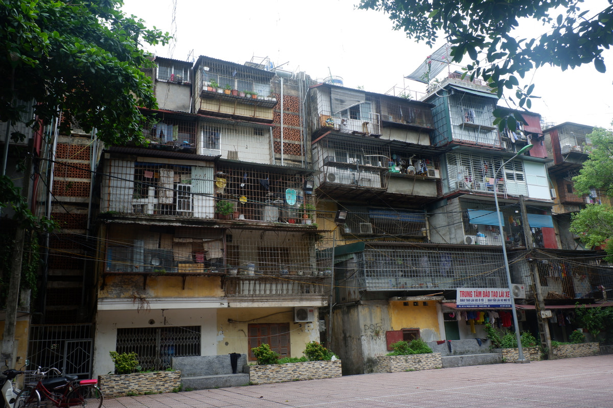 Theo ghi nhận của PV Kiến Thức, khu tập thể Thanh Xuân Bắc (phường Thanh Xuân Bắc, quận Thanh Xuân, Hà Nội), việc cơi nới chuồng cọp xảy ra hầu như ở tất cả các hộ.