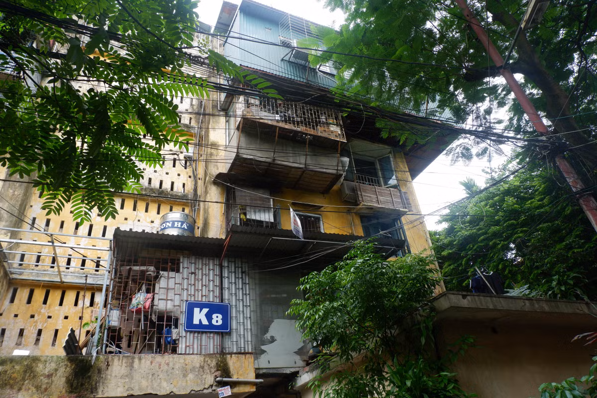 Sân thượng nhà K8 ở khu tập thể Bách Khoa bị một hộ dân ngang nhiên lấn chiếm.