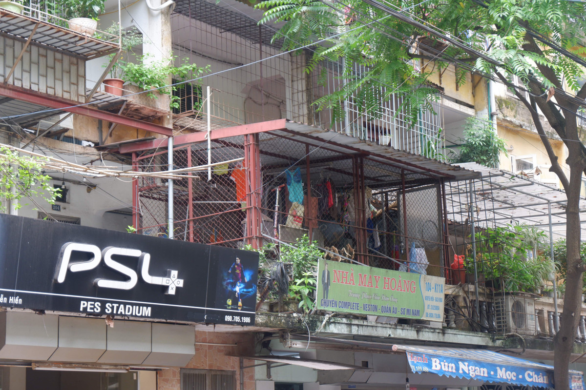 Theo đó, hành vi vi phạm này sẽ bị xử lý theo Nghị định 180/2007/NĐ-CP về quy định chi tiết và hướng dẫn thi hành một số điều của Luật Xây dựng về xử lý vi phạm trật tự xây dựng đô thị.