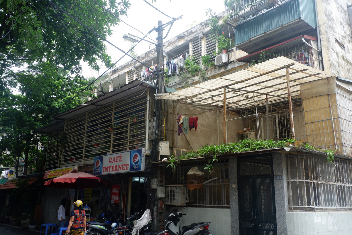 Năm 2013, tại khu nhà D11 - tập thể Nam Đồng (phường Nam Đồng, quận Đống Đa, Hà Nội) đã xảy ra một vụ cháy lớn. Sau đó lửa bén lên nhiều căn hộ khác ở tầng 4, 5 và khiến nhiều căn hộ khác cũng bị ảnh hưởng. Do cửa các căn hộ xảy ra cháy khóa trái, mặt ngoài khu nhà vướng đầy “chuồng cọp” nên công tác cứu chữa rất khó khăn.