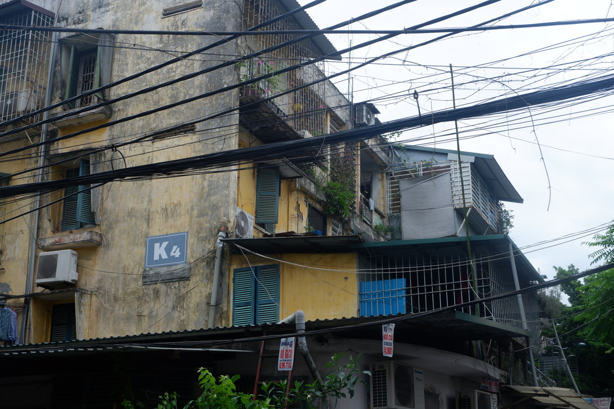 Khi lực lượng Cảnh sát PCCC có mặt, do không có mặt bằng để triển khai phương tiện phá dỡ, buộc họ phải thay nhau quai búa phá khóa, phá “chuồng cọp”... vất vả cứu người.