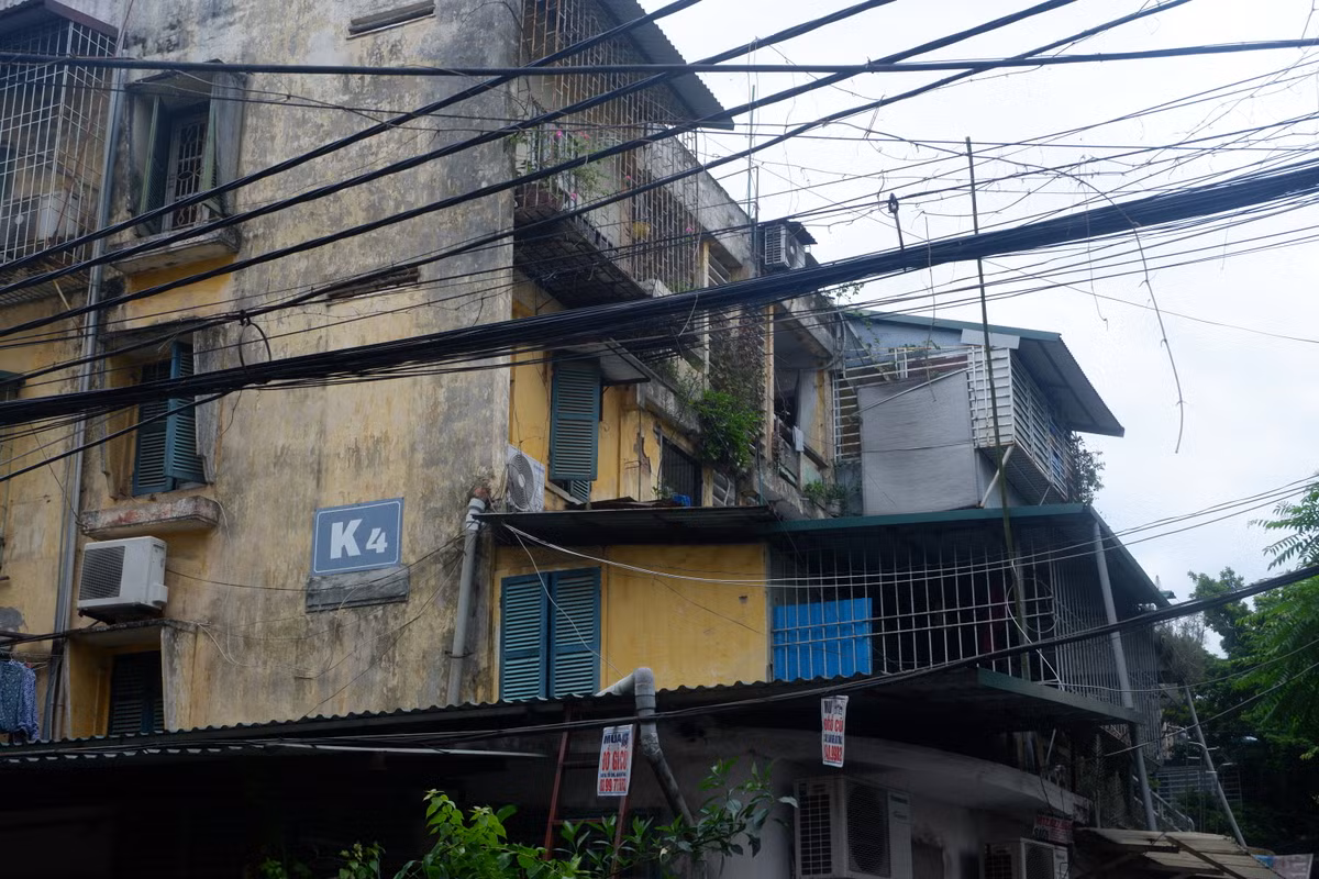 Khi lực lượng Cảnh sát PCCC có mặt, do không có mặt bằng để triển khai phương tiện phá dỡ, buộc họ phải thay nhau quai búa phá khóa, phá “chuồng cọp”... vất vả cứu người.