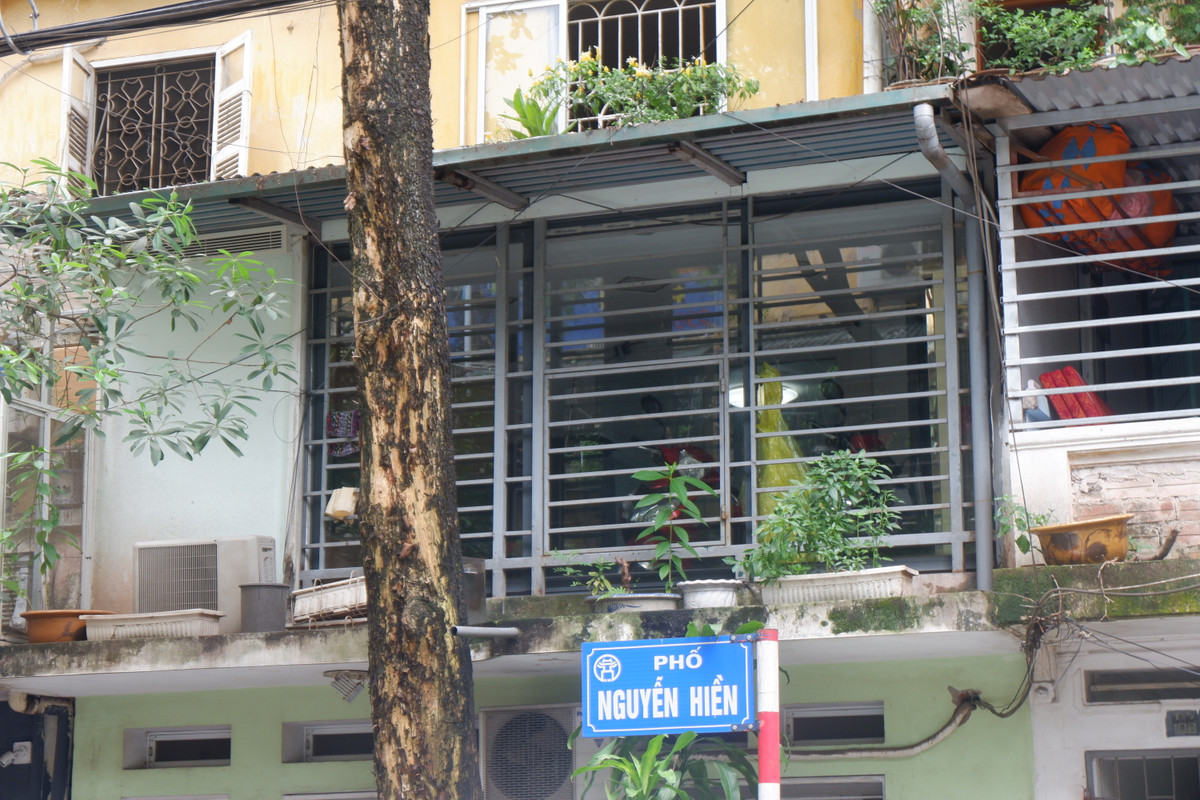 Trao đổi với PV Kiến Thức, ông Trần Trí Dũng - Phó Chủ tịch UBND phường Bách Khoa cho biết: "Có hai tình trạng rất đáng lo ngại, một là chuồng cọp, hai là bình nước. Đó là do nhu cầu thực tế nên người dân cố tình cơi nới".