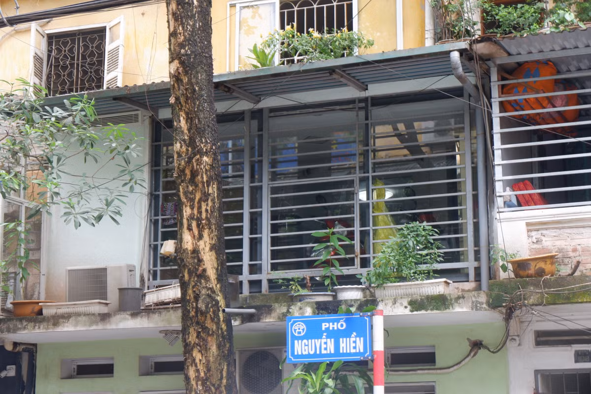 Trao đổi với PV Kiến Thức, ông Trần Trí Dũng - Phó Chủ tịch UBND phường Bách Khoa cho biết: "Có hai tình trạng rất đáng lo ngại, một là chuồng cọp, hai là bình nước. Đó là do nhu cầu thực tế nên người dân cố tình cơi nới".