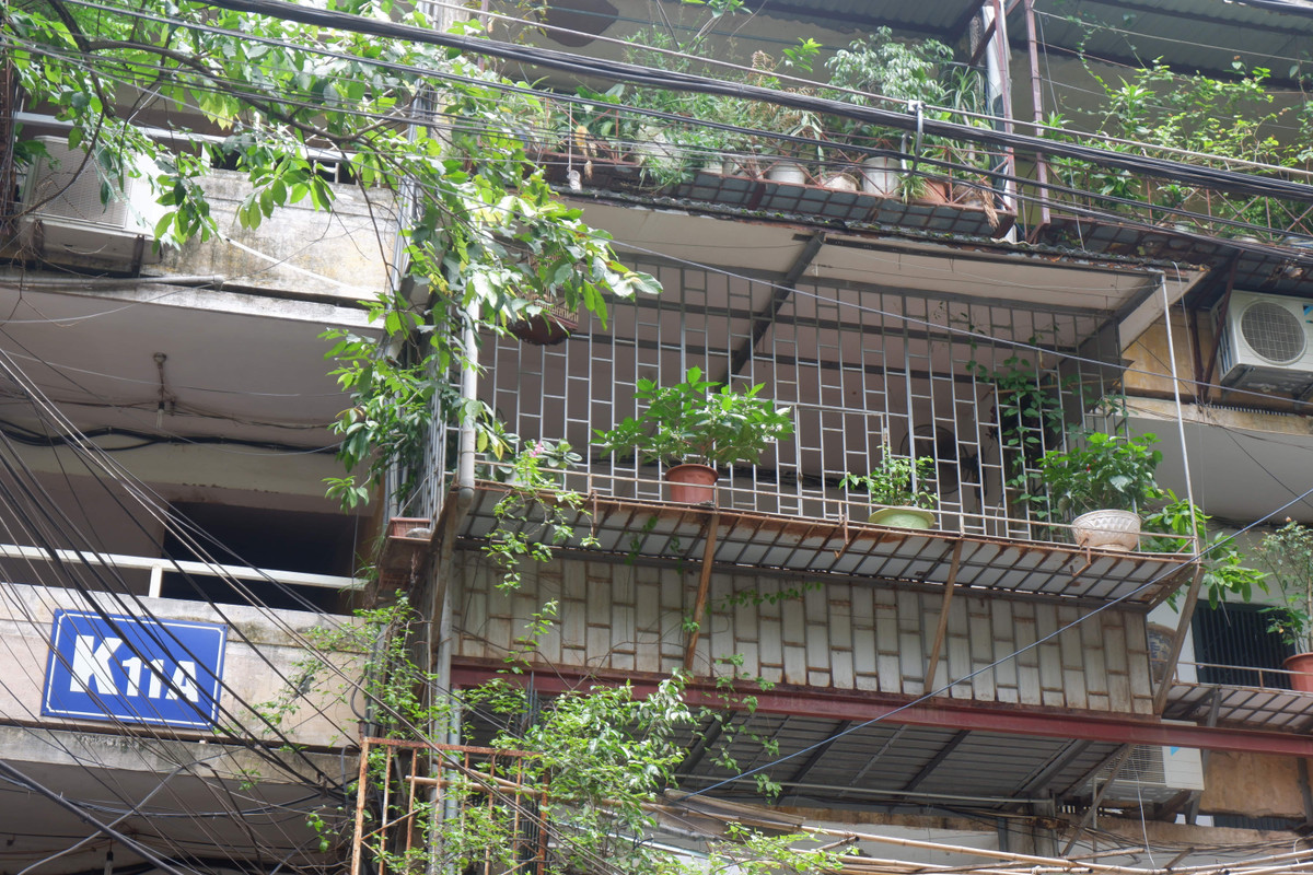 Ngoài ra, theo Nghị định 126/2004/NĐ-CP ngày 26-5-2004 của Chính phủ về xử phạt vi phạm hành chính trong hoạt động xây dựng, quản lý công trình hạ tầng đô thị và quản lý sử dụng nhà ghi rõ: Phạt từ 300.000 đồng đến 500.000 đồng đối với một trong những hành vi: Đục phá, cải tạo, cơi nới dưới mọi hình thức.