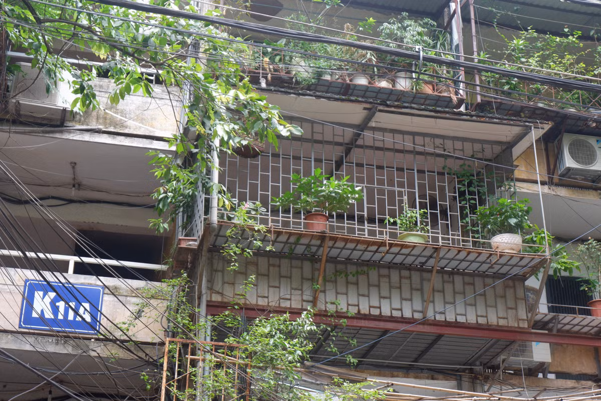 Ngoài ra, theo Nghị định 126/2004/NĐ-CP ngày 26-5-2004 của Chính phủ về xử phạt vi phạm hành chính trong hoạt động xây dựng, quản lý công trình hạ tầng đô thị và quản lý sử dụng nhà ghi rõ: Phạt từ 300.000 đồng đến 500.000 đồng đối với một trong những hành vi: Đục phá, cải tạo, cơi nới dưới mọi hình thức.