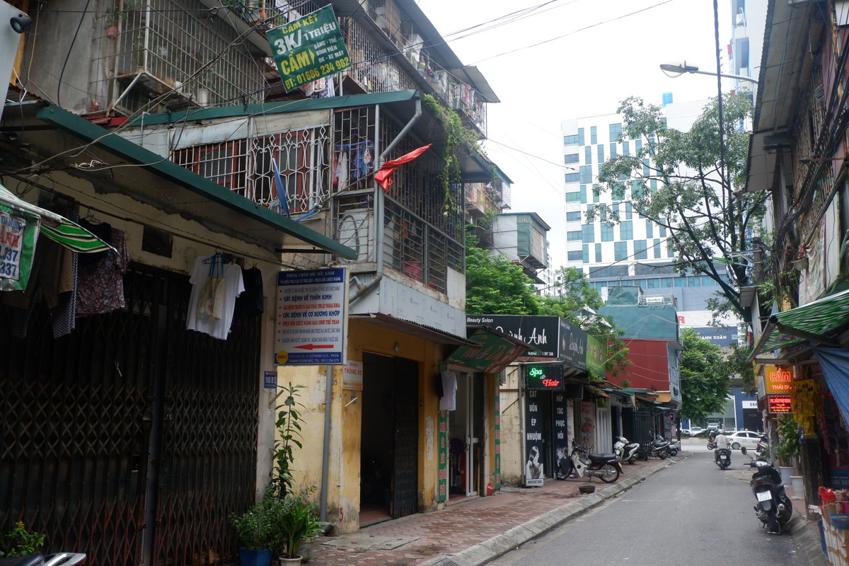 Ngõ nhỏ nối ra đường Khuất Duy Tiến.