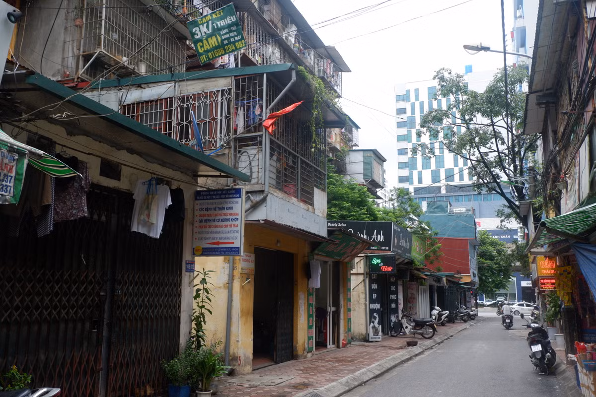 Ngõ nhỏ nối ra đường Khuất Duy Tiến.