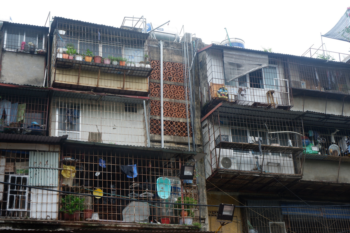 Những lồng sắt có diện tích từ 10 - 15 m2 được nhiều gia đình sinh sống tại các tòa nhà cũ này cơi nới thêm tăng thêm diện tích sinh hoạt: