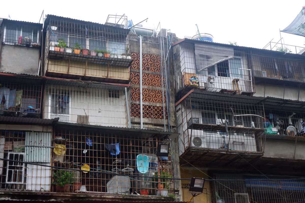 Những lồng sắt có diện tích từ 10 - 15 m2 được nhiều gia đình sinh sống tại các tòa nhà cũ này cơi nới thêm tăng thêm diện tích sinh hoạt: