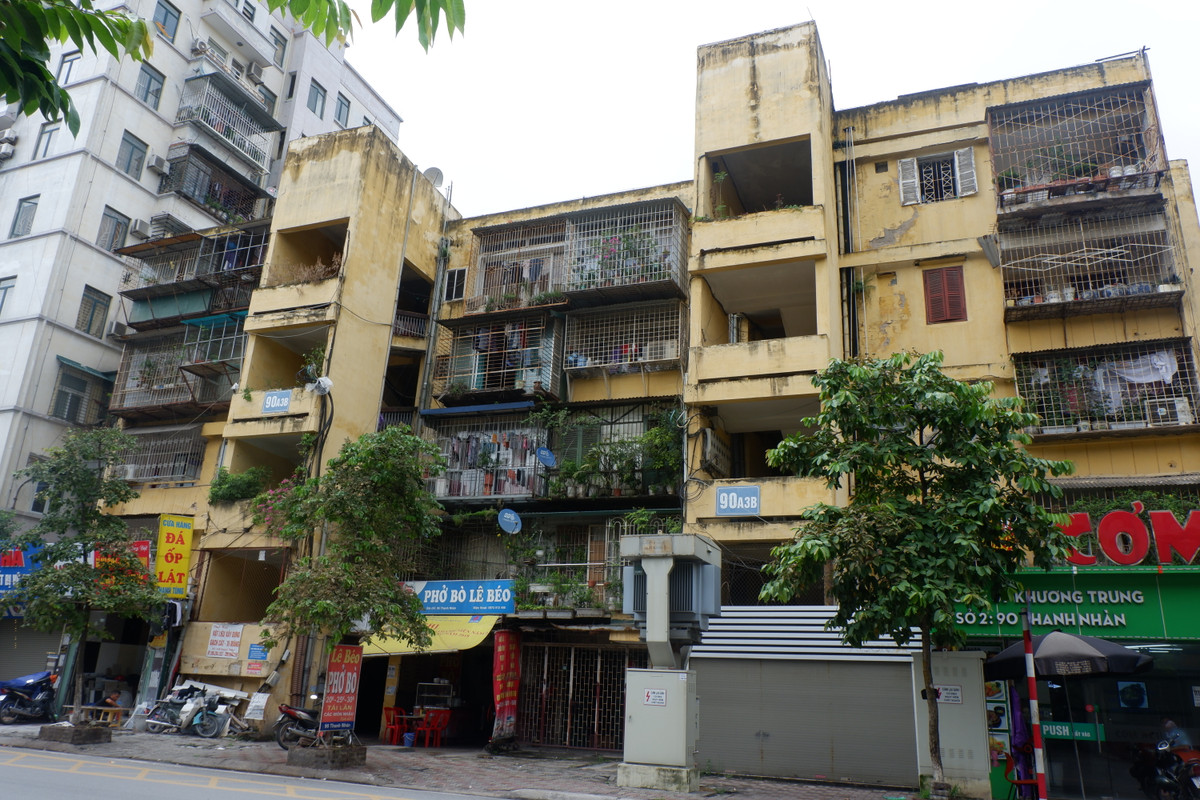 Một trong số những khu tập thể cũ xuất hiện nhiều tình trạng cơi nới chuồng cọp là khu tập thể Thanh Nhàn (quận Hai Bà Trưng, Hà Nội).