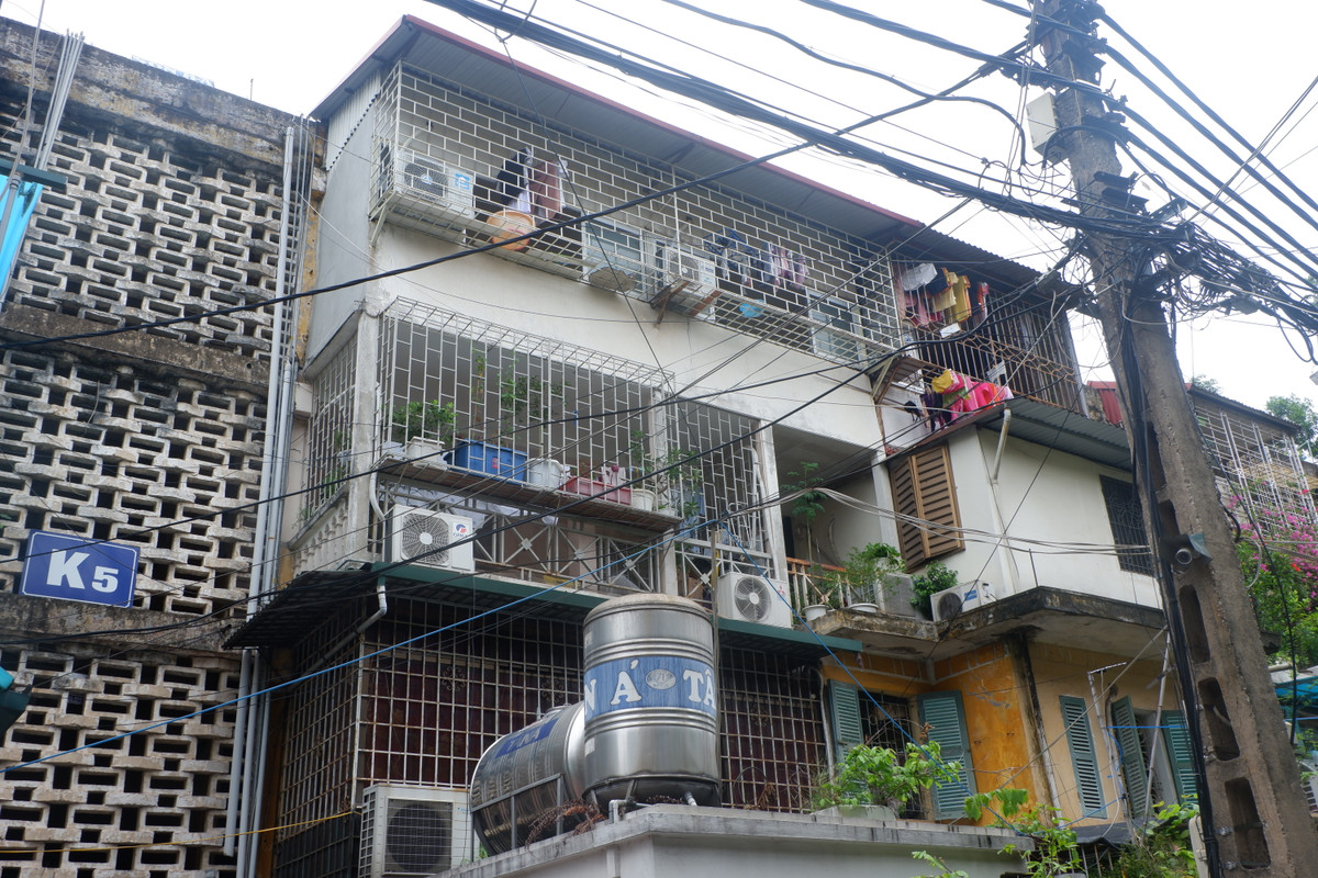 Không chỉ cơi nới ra bằng tôn, gỗ, các hộ gia đình còn ngang nhiên xây hẳn bằng bê tông.