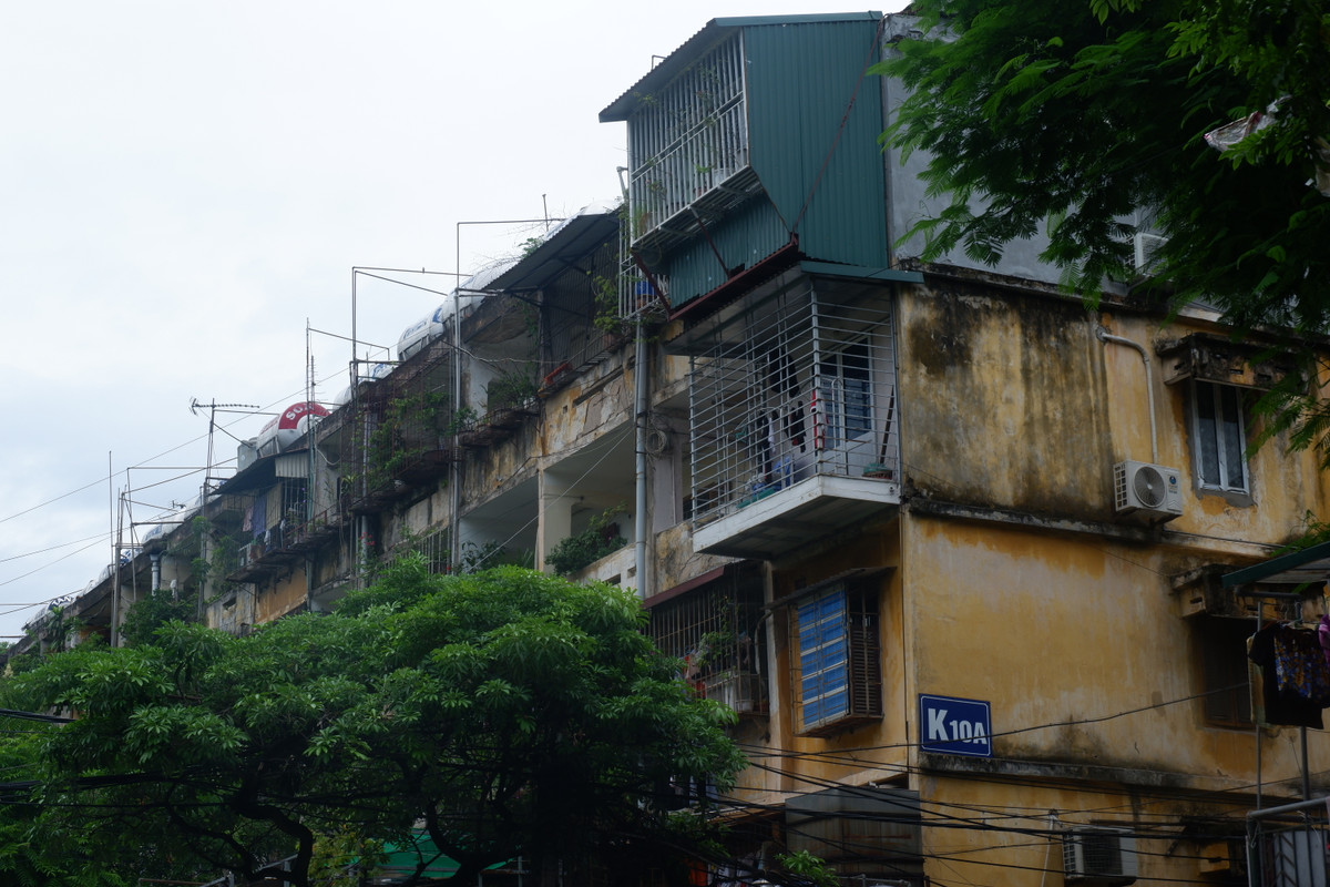 Phó Chánh Thanh tra xây dựng, Sở Xây dựng Hà Nội Nguyễn Mạnh Hùng cho rằng: Việc các hộ dân tự ý xây dựng cải tạo những "chuồng cọp" đã gây ảnh hưởng tới không gian và kiến trúc của tòa nhà.