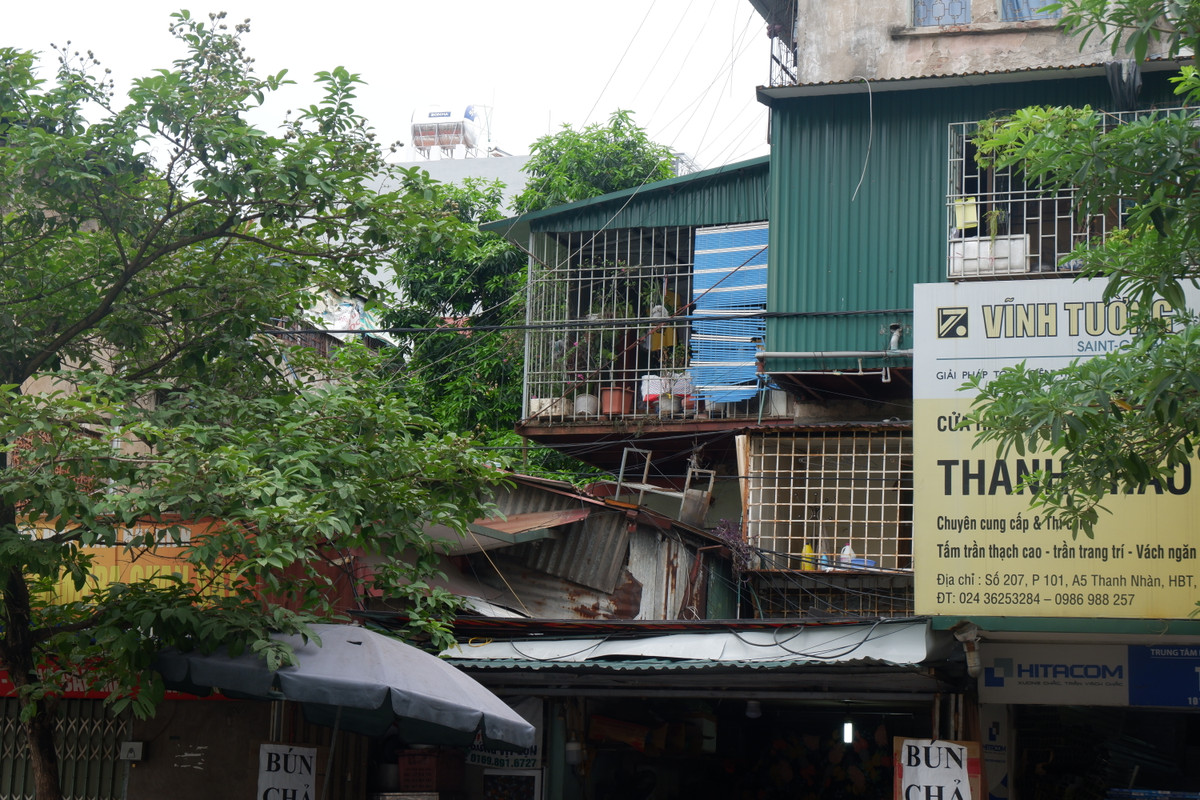 Chuồng cọp xây nằm "bơ vơ" mà không có bệ đỡ ở dưới.