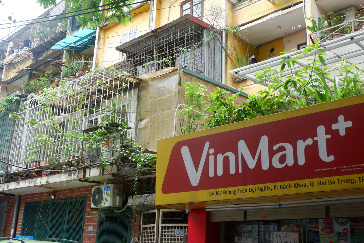 "Dù các cấp quản lý cũng đã tuyên truyền, cấm đoán, nhưng cái gì đưa ra cưỡng chế thì khó. Vì đây là thực tế dân sinh" - vĩ lãnh đạo phường nói.