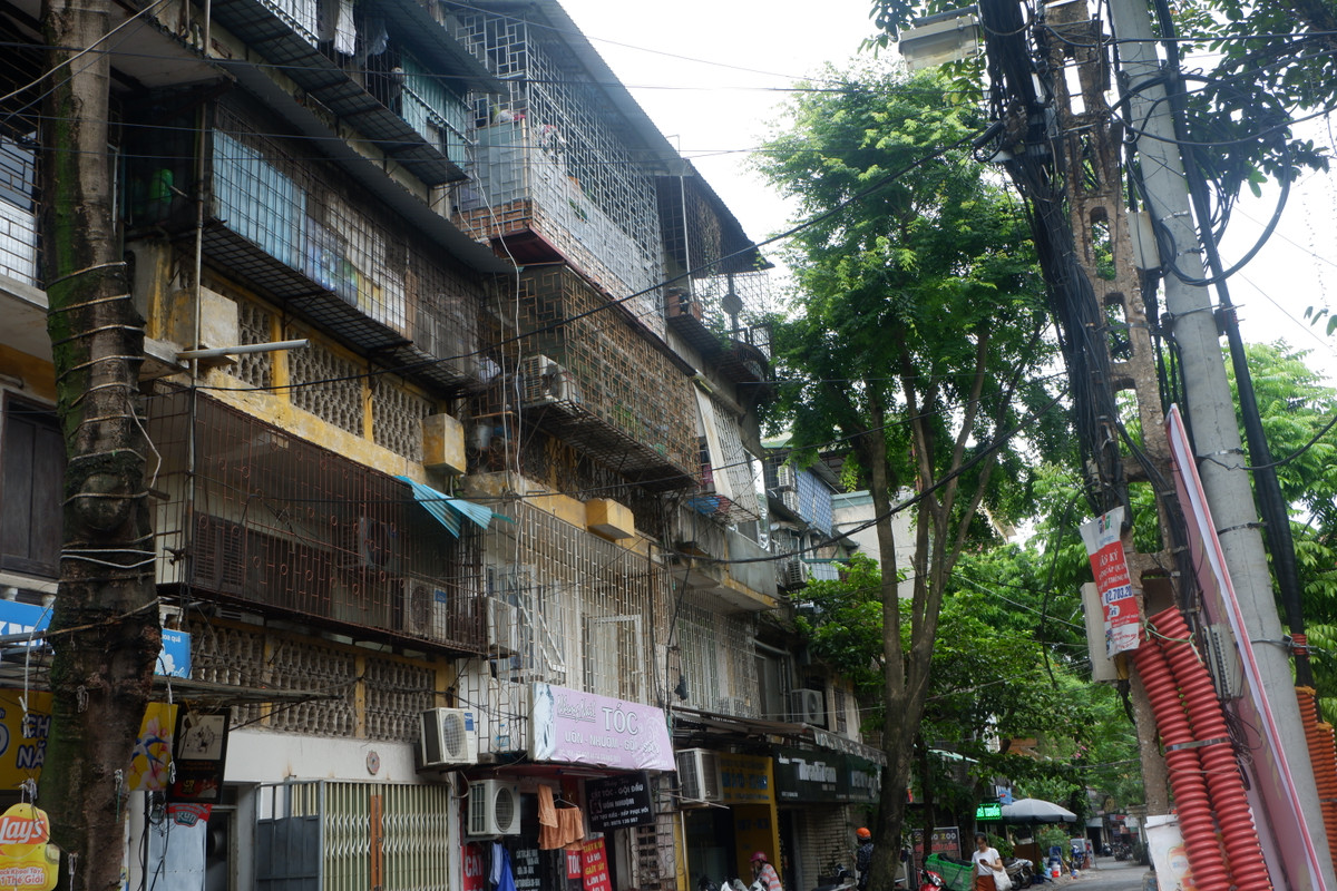 Đặc biệt ở khu tập thể Bách Khoa (phường Bách Khoa, quận Hai Bà Trưng, Hà Nội), hầu như nhà nào cũng có những công trình cơi nới.