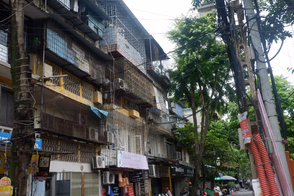 Đặc biệt ở khu tập thể Bách Khoa (phường Bách Khoa, quận Hai Bà Trưng, Hà Nội), hầu như nhà nào cũng có những công trình cơi nới.