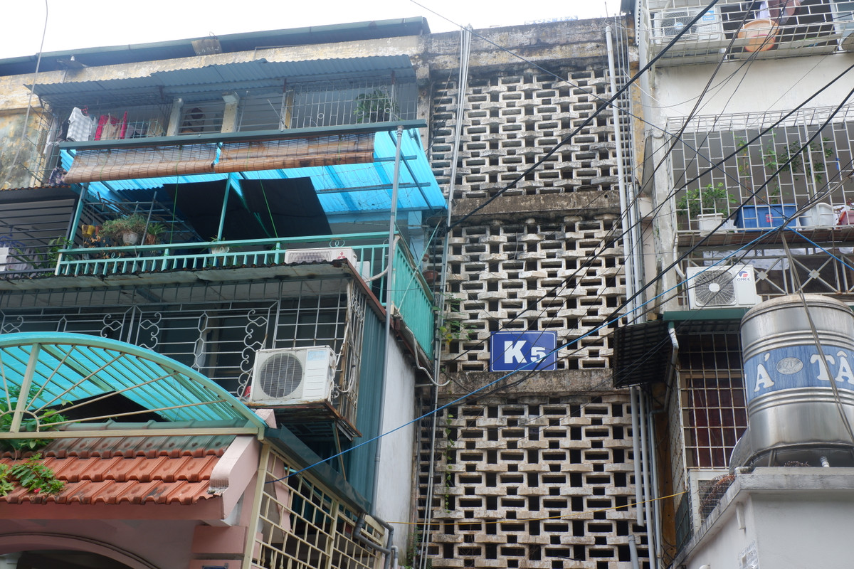 Những "chuồng cọp" được cơi nới thêm tăng thêm diện tích sinh hoạt: phơi quần áo, đặt máy giặt, bếp lò hoặc làm nhà kho, thậm chí còn để ngủ