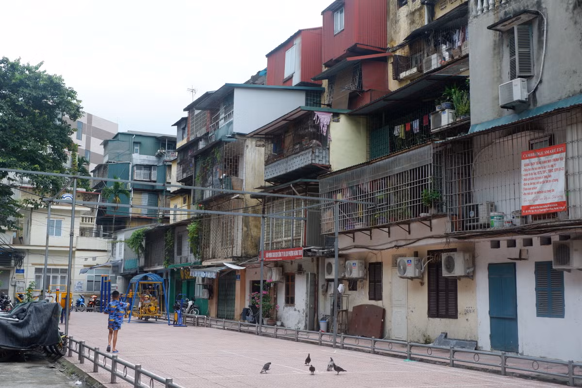 Chuồng cọp "bủa vây" khu chung cư cũ.