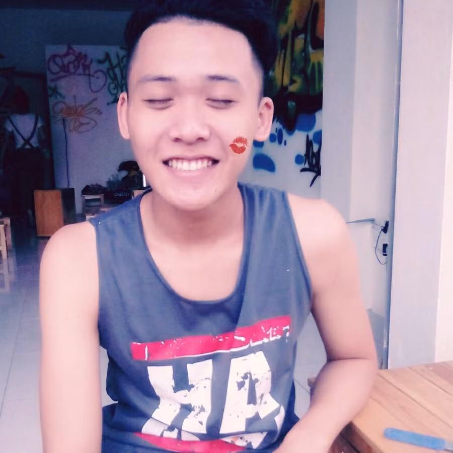 Một số dân mạng còn đem hình ảnh giả gái của Anh Quân ra để cợt nhả. Dù khá khó chịu nhưng Anh Quân không phản ứng quyết liệt với việc này vì cậu bạn cho rằng đây là vấn đề thường thấy, dễ hiểu trên mạng xã hội hiện nay.