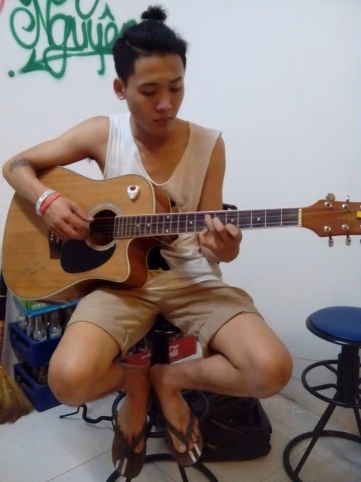 Về màn giả gái của mình, Anh Quân thấy vui vì đã nhập vai khá tốt, khiến không ít bạn trẻ nếu không nghe giọng nói đã có thể bị đánh lừa. Cậu bạn 19 tuổi cũng khá thích thú khi hình tượng cô gái mà cậu hóa trang còn được khen là xinh xắn, dễ thương.