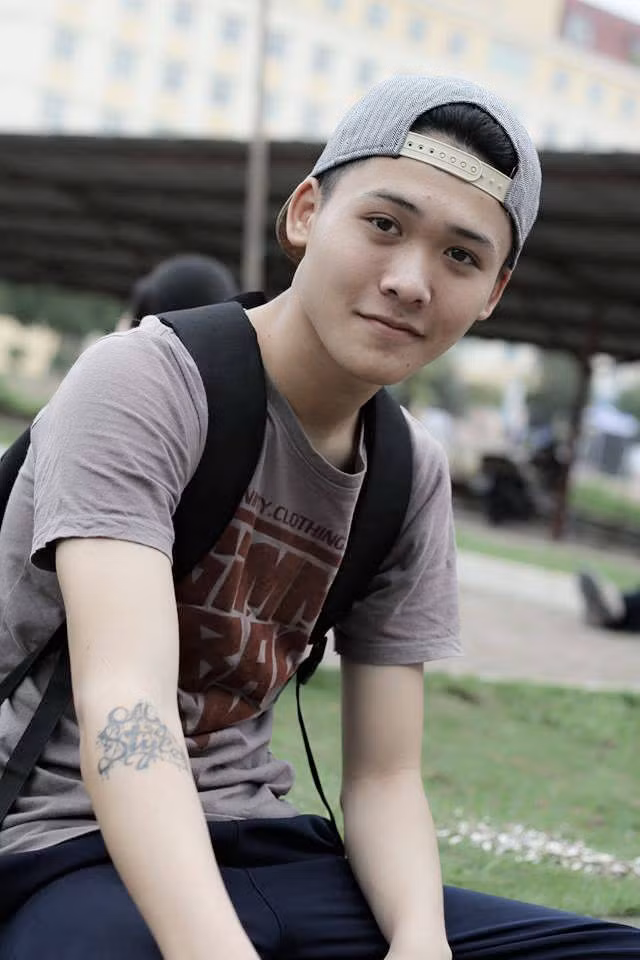 Anh Quân hiện đang là sinh viên khoa Du lịch trường Đại học Thành Đô. Ngoài ngành học đang theo đuổi, Anh Quân còn có năng khiếu, đam mê và có kinh nghiệm beatbox khoảng 3 năm nay.