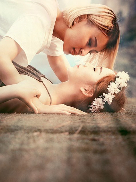 Hai cô gái đều có ngoại hình rất xinh đẹp, trẻ trung và hiện đại. Họ thể hiện tình yêu với nhau một cách rất nhẹ nhàng, lãng mạn trong những bức ảnh cưới của mình.