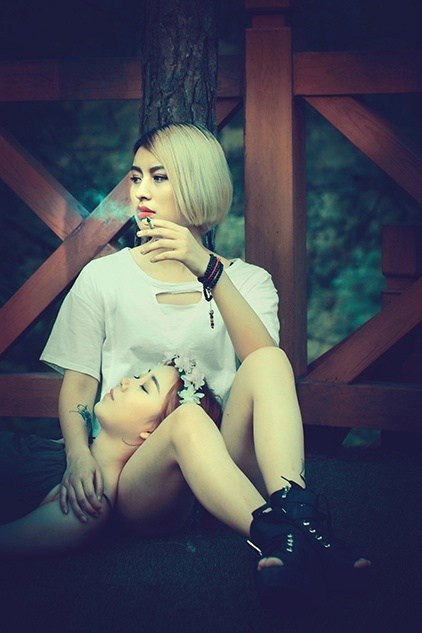 Và vì cố ý ẩn danh, giấu thông tin cá nhân nên hiện cặp đôi đồng tính nữ xinh đẹp này đang gây rất nhiều tò mò với dân mạng Trung Quốc. Nhiều người sau khi xem loạt ảnh cưới này đã đổ xô đi truy lùng thông tin của hai nhân vật chính.