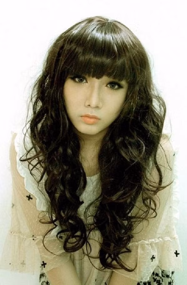 Một cái tên nổi tiếng bậc nhất trong cộng đồng LGBT Việt là Đới Mộng Mộng - tên thật là Ngô Xuân Nhật, sinh năm 1993 đang sinh sống ở TP HCM. Đới Mộng Mộng nổi lên từ khi tham gia diễn xuất trong một vài bộ phim sitcom, trong đó cậu hóa trang thành con gái tuyệt xinh, giống hệt các hot girl.