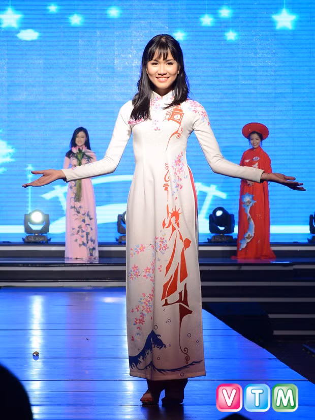 Phạm Ngọc Phương Anh là nữ sinh trường THPT chuyên Lê Hồng Phong, TP HCM. Cô nàng gây ấn tượng mạnh với khán giả và ban giám khảo cuộc thi khi là thí sinh có chiều cao tốt nhất trong Top 20 Miss Áo dài nữ sinh năm nay.