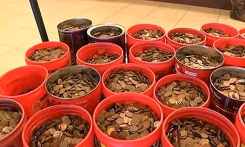 Ngan hang choang voi 220kg tien xu cua cu ong U80