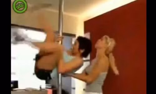 Chet cuoi ngam gai xinh hoc mua cot