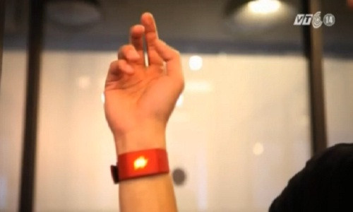 Vong deo tay thong minh giup tu bo thoi quen xau