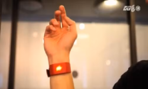 Vong deo tay thong minh giup tu bo thoi quen xau