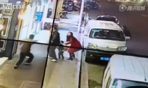 Trai tre phe thuoc, tan cong nguoi di bo bang kim tiem