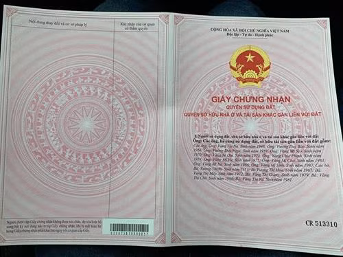Giấy chứng nhận Quyền sử dụng đất số CR 513310 cho Di tích Kiến trúc - Nghệ thuật Khu Nhà Vương. Những người đứng tên trong Giấy chứng nhận gồm: Ông Vàng Sia Na; ông Vương Duy Bảo; ông Vương Duy Ngọc; ông Vàng Mí Sèo; ông Vàng Sẻ Dìa; ông Vàng Chìa Phình; ông Vàng Mi Vu; ông Vàng Mí Chơ; ông Vàng Mí Nô; ông Vàng Mí Sinh; bà Vương Thị Sy; bà Vương Thị Hoa; bà Vàng Thị Mây; bà Vàng Thị Giàng; bà Vàng Thị Chờ; bà Vàng Thị Vá.