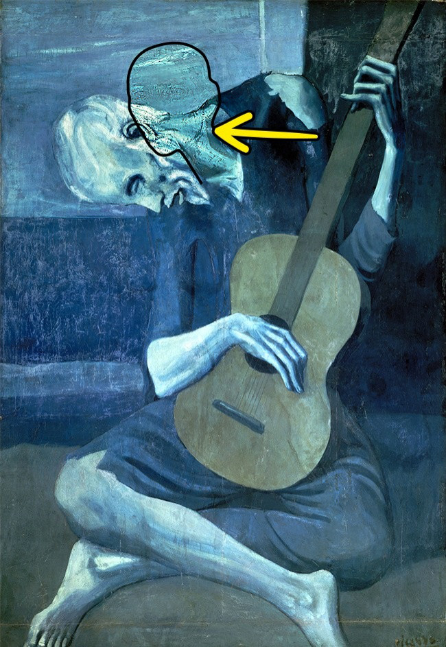 Nếu nhìn kỹ vào bức tranh "The Old Guitarist" của danh họa Pablo Picasso, bạn có thể thấy bóng một người phụ nữ mờ mờ đằng sau đầu của người đàn ông. Sau khi nghiên cứu các hình ảnh được chụp bằng tia X và tia hồng ngoại của bức tranh, các nhà nghiên cứu từ Viện Nghệ thuật Chicago đã phát hiện ra một số hình khối khác được che giấu ở bên dưới. Người ta cho rằng có thể họa sĩ Picasso không đủ tiền mua giấy vẽ nên ông phải vẽ đè lên những bức tranh canvas cũ.