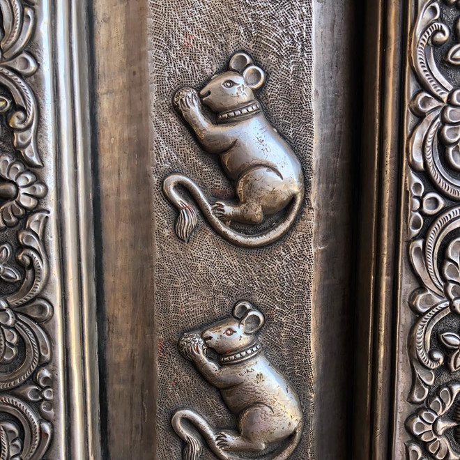 Thực tế, ngôi đền Hindu tráng lệ này được xây dựng vào năm 1900 và thờ nữ thần Karni Mata, hóa thân của nữ thần sức mạnh và chiến thắng. Du khách có thể nhìn thấy hình ảnh của nữ thần ở thánh đường bên trong.