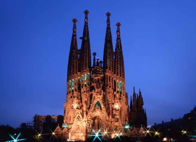Việc xây dựng thánh đường Sagrada Familia ở Barcelona, Tây Ban Nha được bắt đầu vào năm 1883 và sẽ hoàn thành vào năm 2026.