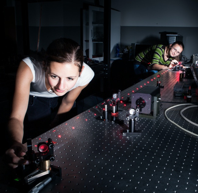 Vào năm 2035, dịch chuyển tức thời lượng tử sẽ xảy ra ở Nga. Dịch chuyển tức thời là sự vận chuyển các vật hoặc hạt cơ bản từ nơi này tới nơi khác gần như ngay lập tức mà không phải di chuyển qua không gian. Cần phải lưu ý rằng đây không phải là sự dịch chuyển tức thời các vật thể thực trong không quan. Dịch chuyển tức thời lượng tử tức là dịch chuyển trạng thái bị phân cực của các hạt ánh sáng trong không gian.