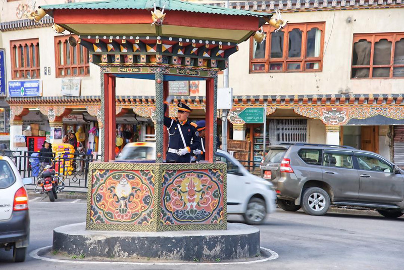 Ở thủ đô của Bhutan không hề có bất kỳ một cột đèn giao thông nào và người dân không hề gặp vấn đề gì trong việc đi lại.