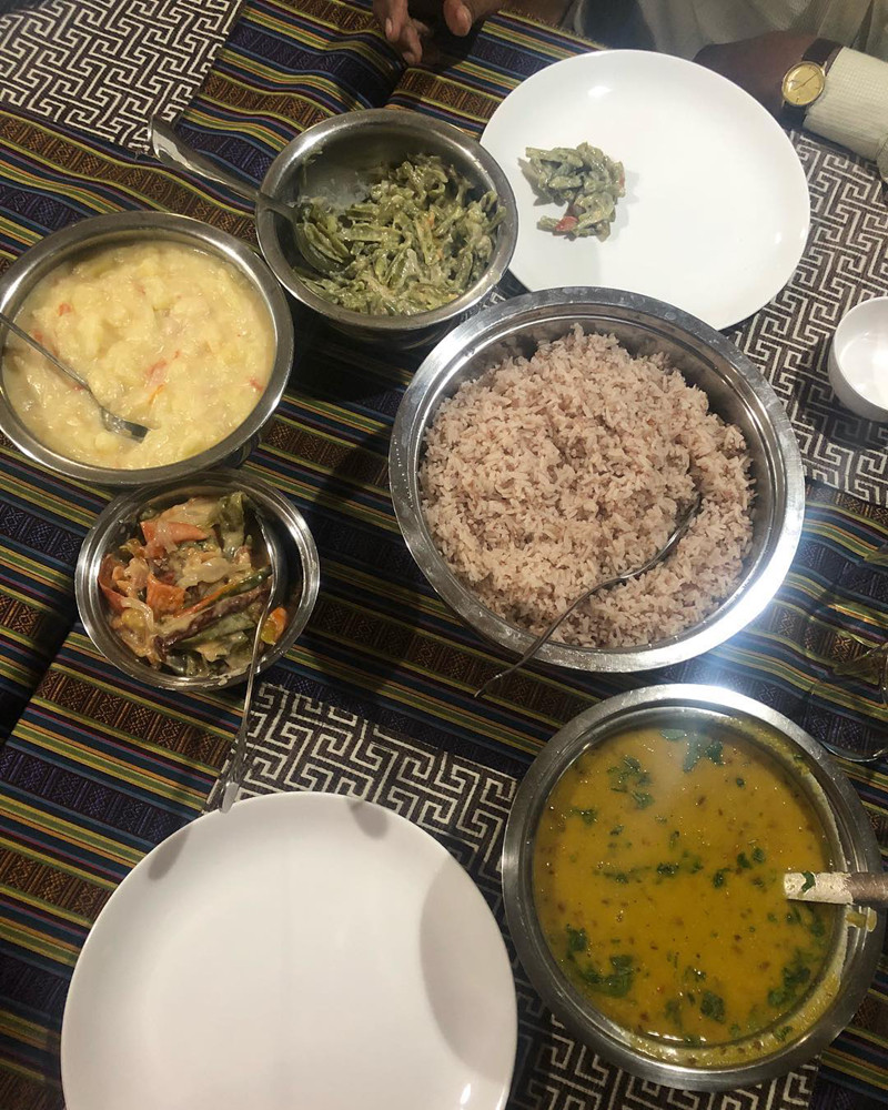 Hầu hết những người Bhutan đều theo đạo Phật nên có rất nhiều người ăn chay ở đây. Người dân cũng rất thích uống trà. Họ thường uống trà xanh hoặc trà đen cùng với muối, tiêu và một thìa bơ.