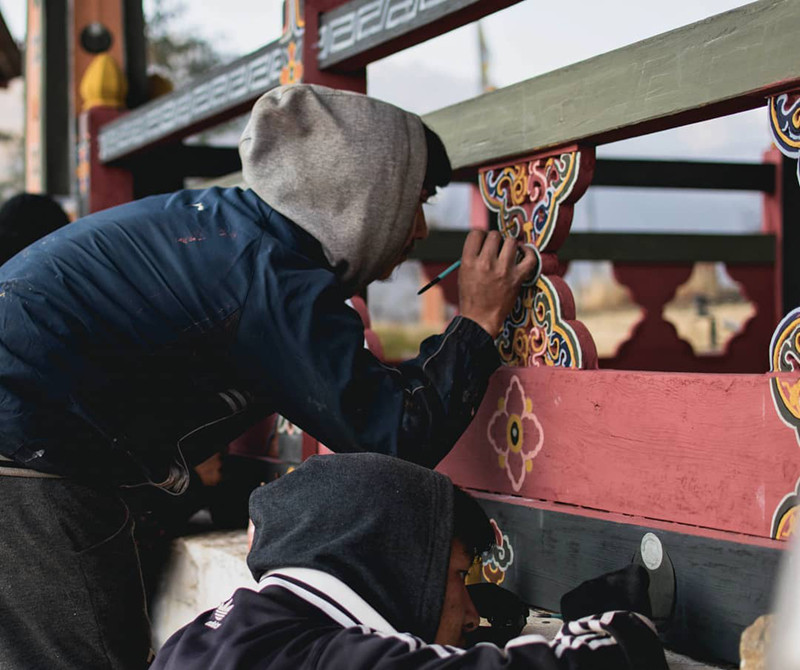 Người Bhutan rất thích trang trí nhà cửa. Họ vẽ chim muông, động vật và những họa tiết khác nhau lên các bức tường. Một ngôi nhà truyền thống sẽ có 3 tầng với tầng trệt để nuôi động vật, không gian sống của gia đình là ở tầng 2 và tầng 3 là nhà kho chứa đồ đạc. Bất kể những lệnh cấm hay những quy định nghiêm ngặt, người dân Bhutan vẫn vô cùng thân thiện và hạnh phúc./.