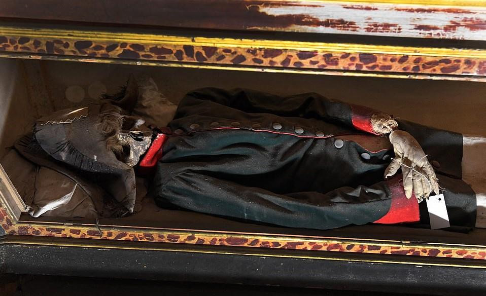 Bộ hài cốt bị bỏ lại trong một bộ trang phục theo phong cách quân đội với mái tóc xoăn nhô ra khỏi chiếc mũ.